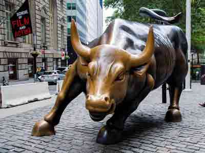 Taureau de Wall Street, sculpture en bronze située au Bowling Green Park, près de la bourse de New York aux États-Unis