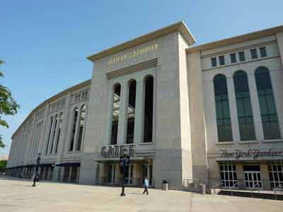Façade principale du Yankee stadium situé dans l'arrondissement du Bronx à New York