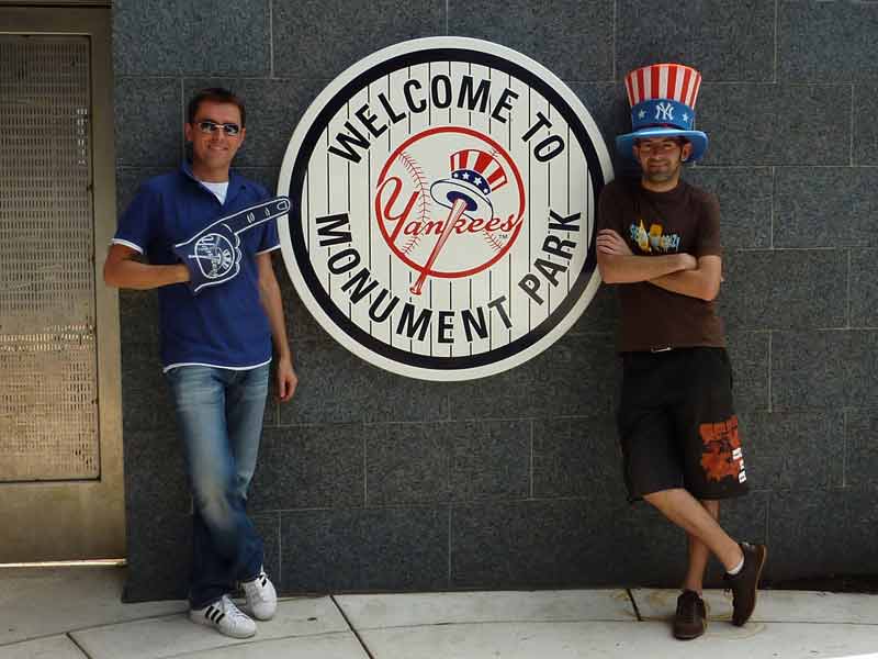 Photo de touristes devant l’affiche Welcome to monument park, New York