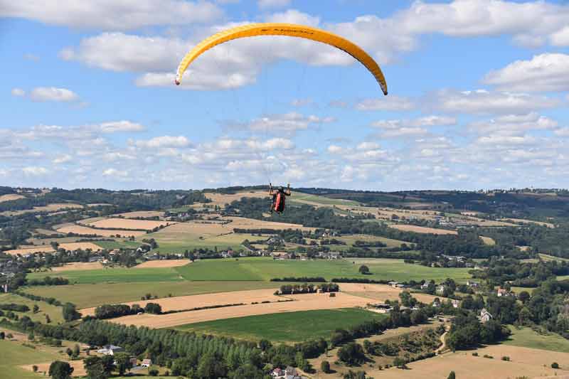 Vol en parapente au-dessus du bocage de la Suisse Normande, vue sur les Roches d'Oëtre