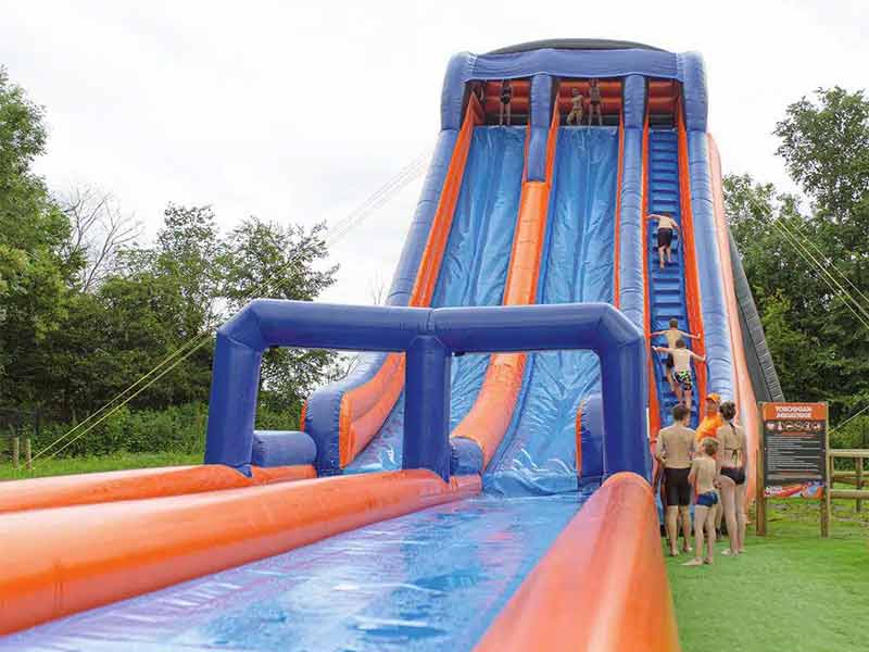 Toboggan géant gonflable au parc aquatique Bayeux Aventure (Normandie)