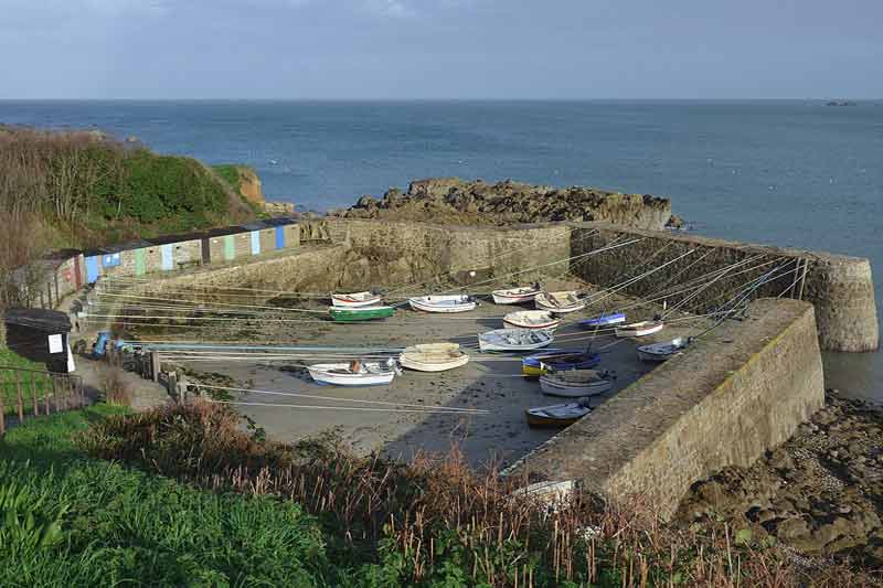 Port Racine dans le Cotentin, le plus petit port de France avec ses barques échouées à marée basse