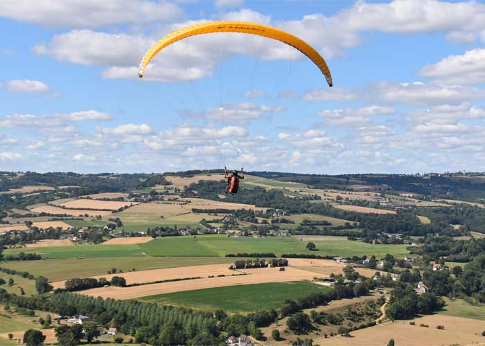 Vol en parapente au-dessus du bocage de la Suisse Normande, vue sur les Roches d'O�tre