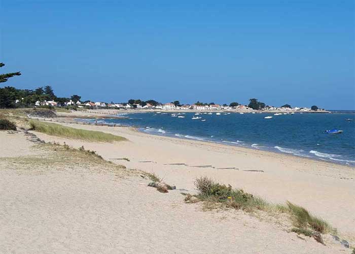 Plage de sable fin bord�e de pins, vue sur le village blanc et la baie du Bois de la Chaise, �le de Noirmoutier