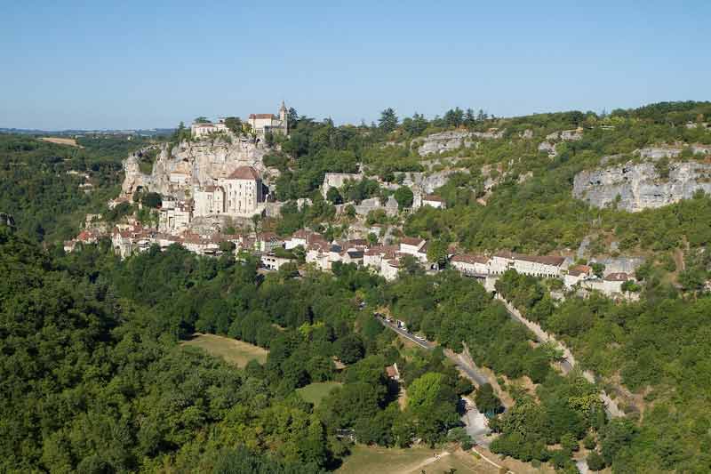 Vue panoramique du village de Rocamadour accroché à flanc de falaise, dans le Lot