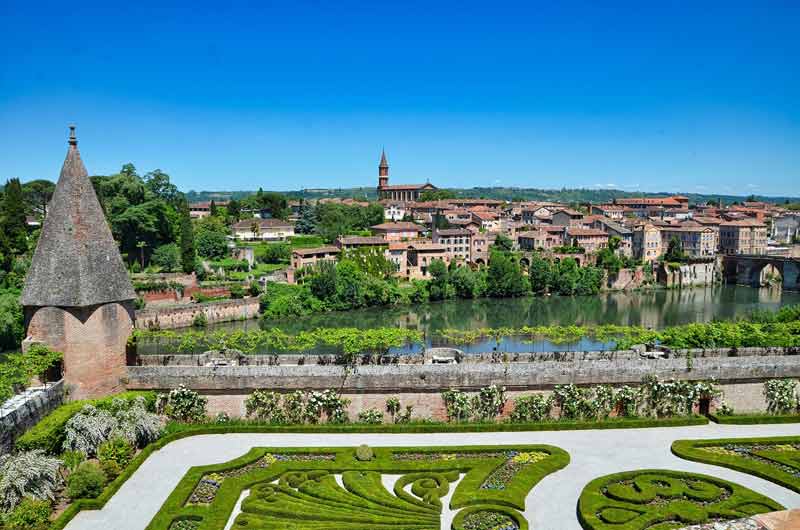 Vue panoramique sur Albi et les jardins du palais de la Berbie, sur les rives du Tarn