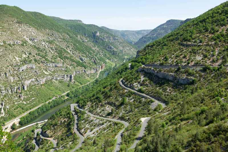 Route sinueuse dans les gorges de la Jonte, paysage typique des Cévennes en Occitanie