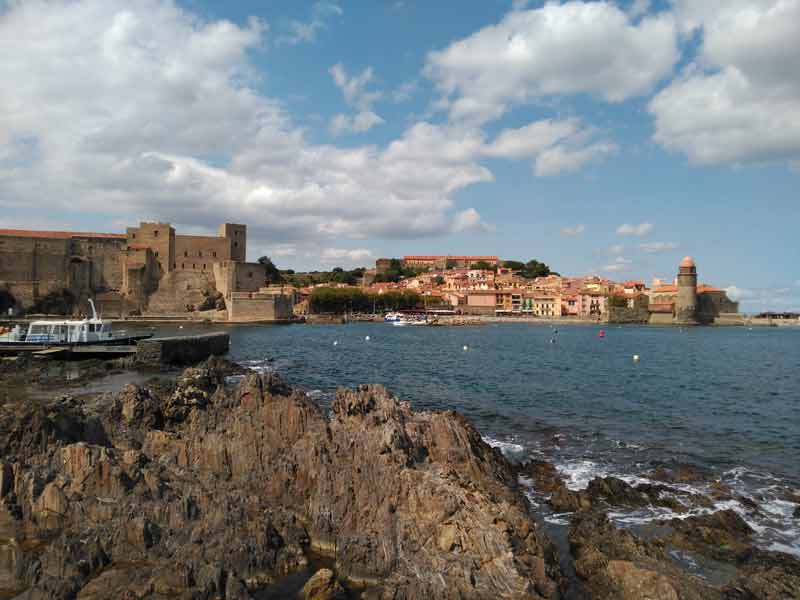 Vue sur le port et la vieille ville de Collioure avec son château royal et son clocher emblématique