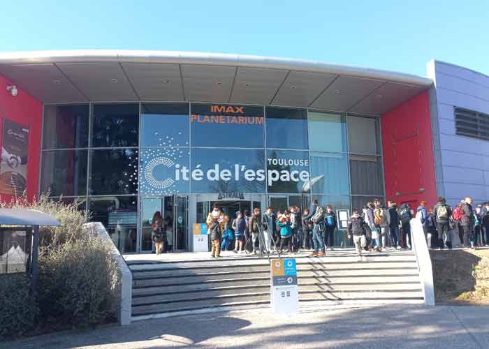 Entre principale de la Cit de lEspace  Toulouse avec visiteurs devant le plantarium IMAX