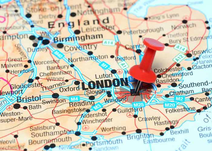 Punaise rouge localisant Londres sur une carte routi�re du Royaume-Uni
