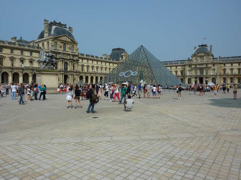 Cour Napoléon et pyramide du Louvre lors d’une visite de Paris en une journée