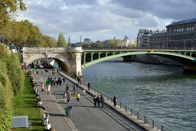 Promenade le long des quais de Seine près du pont Neuf lors d’une visite de Paris en un jour