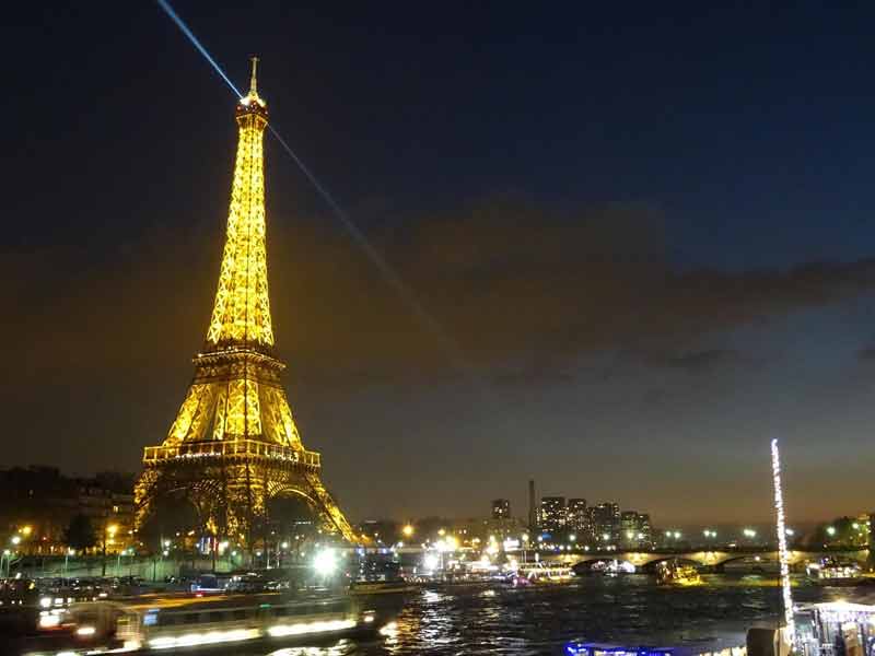Tour Eiffel illuminée la nuit vue depuis les quais de Seine