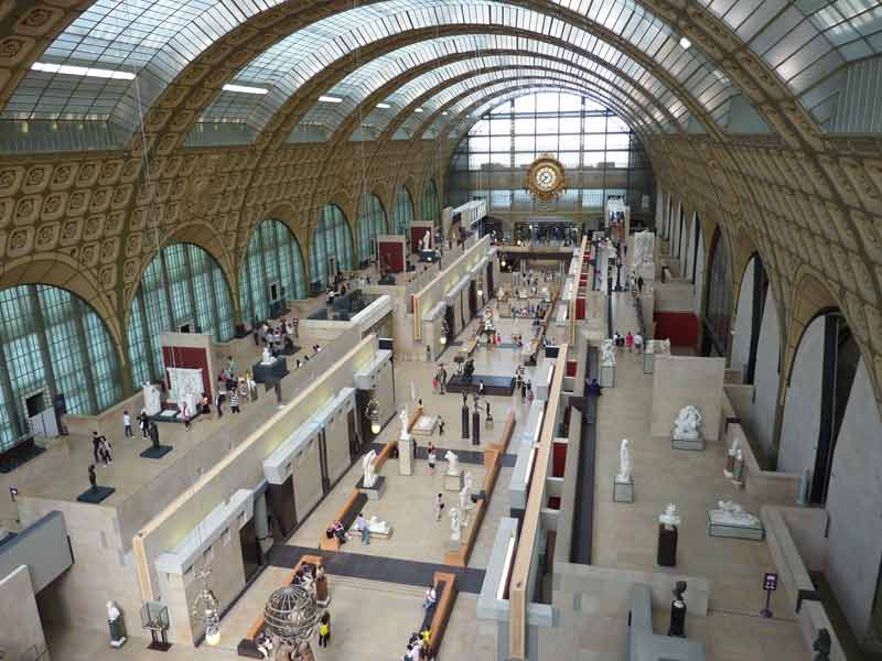 Vue intérieure du musée d’Orsay à Paris, avec la grande nef, la verrière et les œuvres exposées