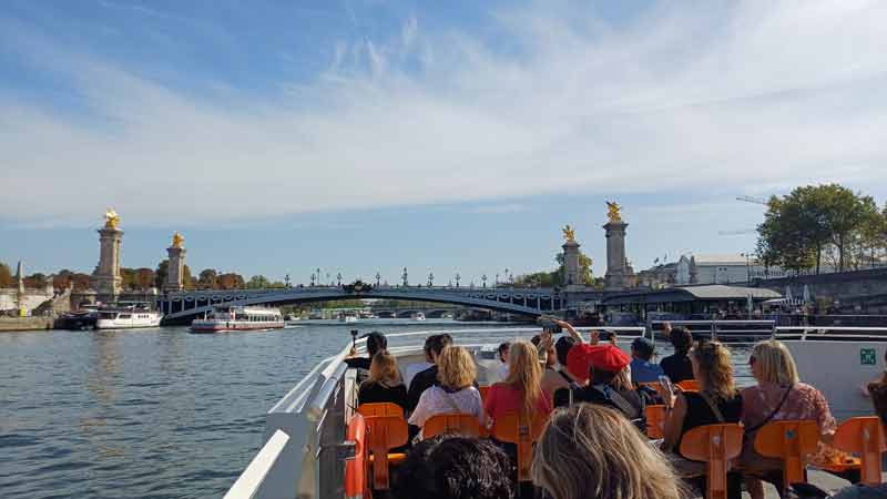 Croisière sur la Seine en famille à l’approche du pont Alexandre-III, une façon reposante de découvrir Paris avec des enfants