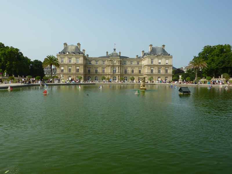 Petits voiliers sur le grand bassin du jardin du Luxembourg devant le palais, une activité incontournable à Paris avec des enfants