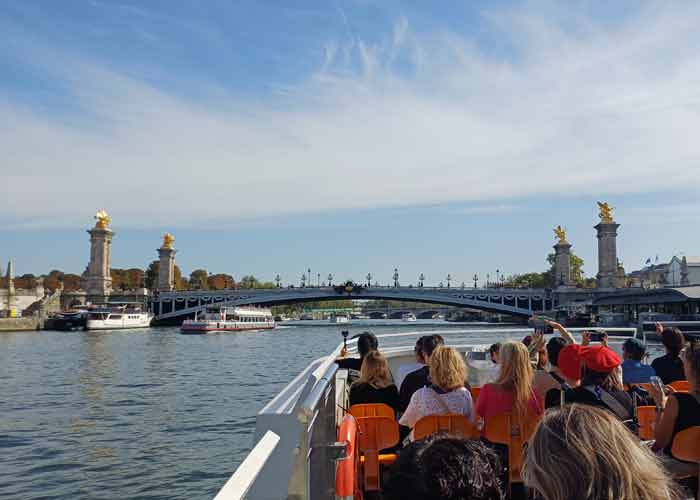 Croisi�re sur la Seine en famille � l�approche du pont Alexandre-III, une fa�on reposante de d�couvrir Paris avec des enfants