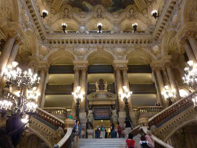 Grand escalier monumental de l’Opéra Garnier à Paris, richement décoré et illuminé