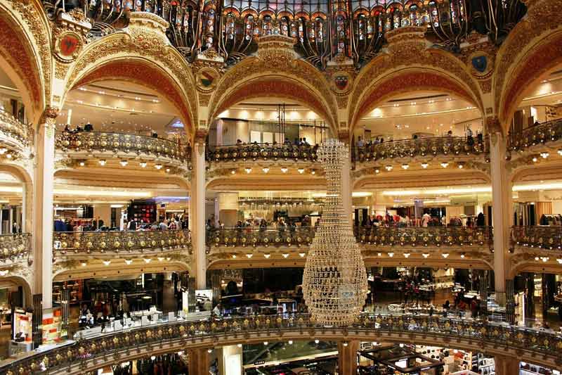 Intérieur des Galeries Lafayette à Paris avec coupole Art nouveau et décorations lumineuses
