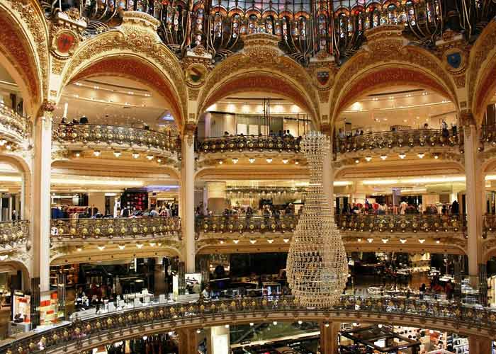 Intérieur des Galeries Lafayette à Paris avec coupole Art nouveau et décorations lumineuses