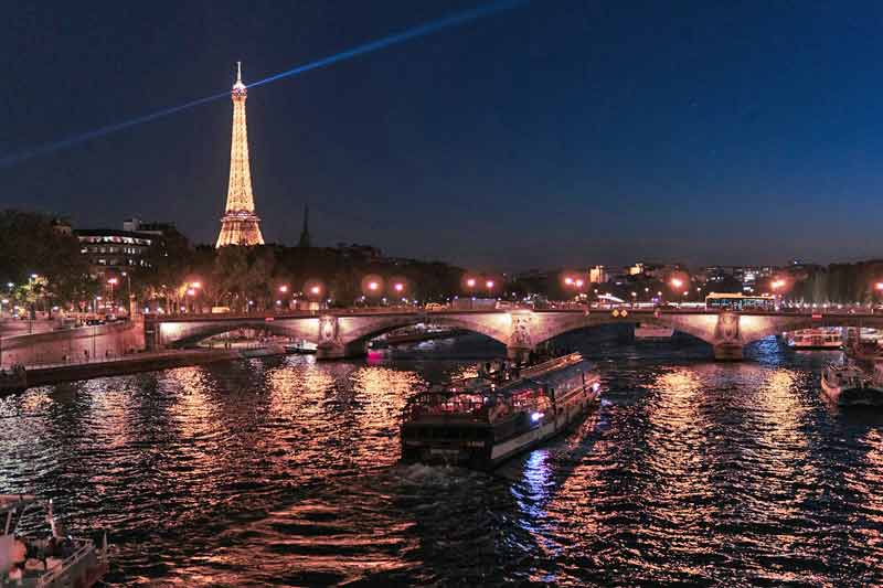 Croisière sur la Seine à Paris avec la tour Eiffel illuminée la nuit