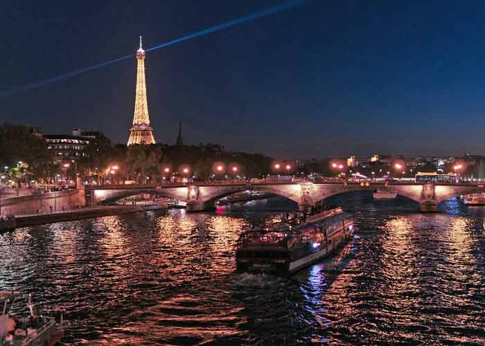 Croisire sur la Seine  Paris avec la tour Eiffel illumine la nuit
