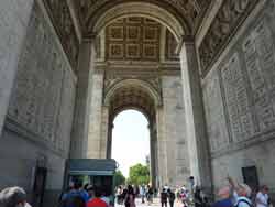 Faces intérieures des petites arcades de l'Arc de triomphe sur lesquelles sont gravés les noms des personnalités de la Révolution et de l'Empire