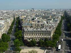 Vue sur les Champs-Elysées depuis le toit-terrasse de l'Arc de triomphe