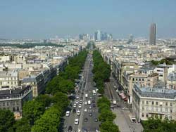 Photo prise depuis le toit-terrasse de l'Arc de triomphe avec vue sur le quartier d'affaires de la Défense