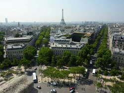 Vue sur la tour Eiffel depuis le toit-terrasse de l'Arc de triomphe