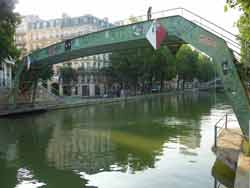 Pont en métal sur le canal Saint-Martin, Paris