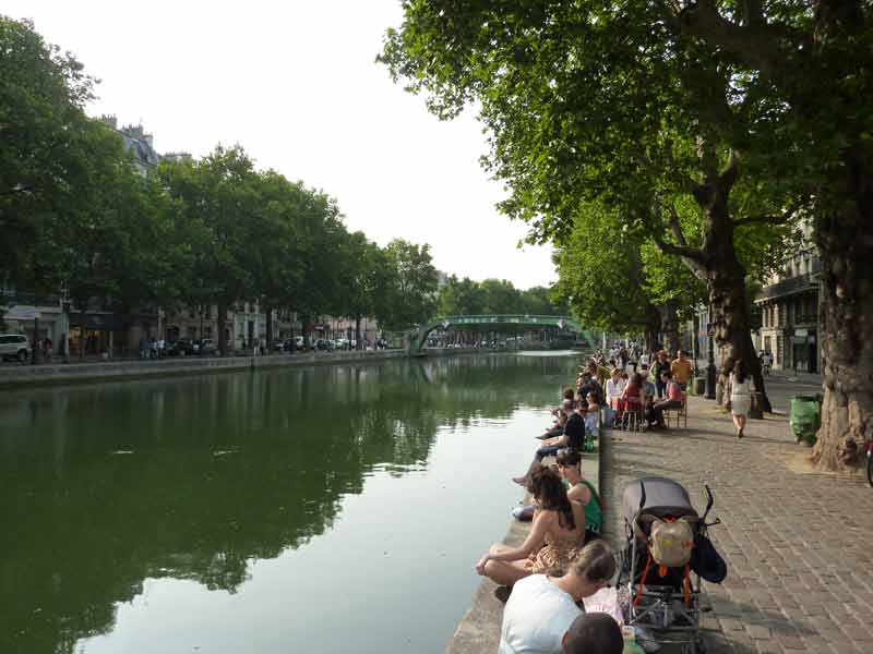 Parisiens assis le long du canal Saint-Martin