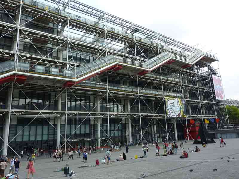 Façade ultramoderne (échafaudage de verre et d’acier) du centre Pompidou, Paris