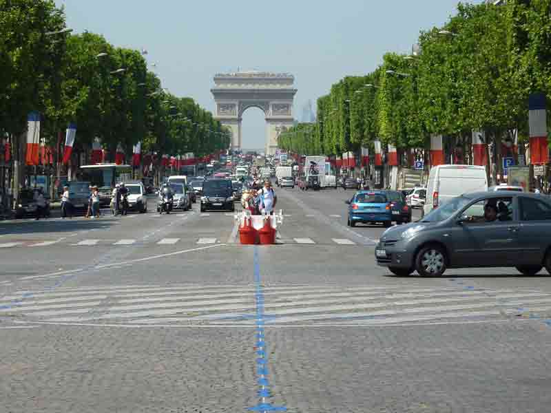 Vue sur l'avenue des Champs-Elysées et l'Arc de triomphe