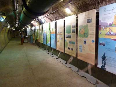 Panneaux didactiques dans les égouts de Paris expliquant le fonctionnement de l’ensemble des techniques d'évacuation et de traitement des eaux usées de la capitale