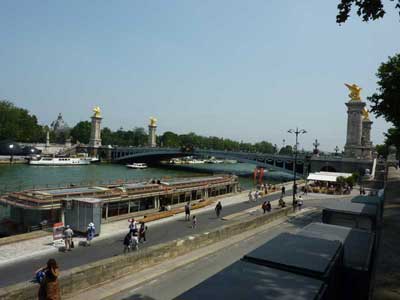 Pont Alexandre-III et ses quatre renommées au sommet de ses pylônes (Renommée des arts, Renommée des sciences, Renommée au combat, Renommée de la Guerre)