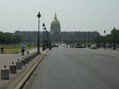 Vue générale de la façade nord de l'hôtel des Invalides depuis l'esplanade des Invalides