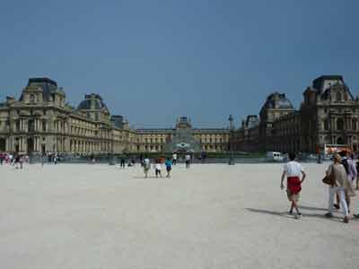 Vue sur la pyramide du Louvre et sur le musée du Louvre depuis la place du carrousel