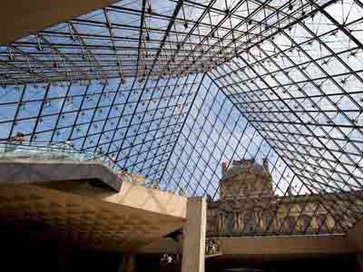 Intérieur de la pyramide du Louvre