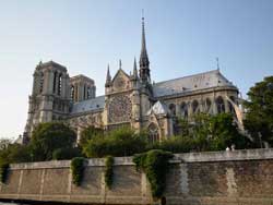 Cathédrale Notre-Dame de Paris vue depuis la Seine