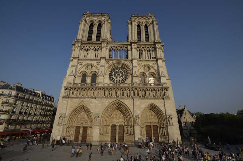 Cathédrale Notre-Dame de Paris vue depuis le parvis Notre-Dame, place Jean-Paul II