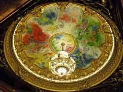 Lustre de cristal et son plafond peint par Marc Chagall dans la salle de spectacle de l'opéra Garnier