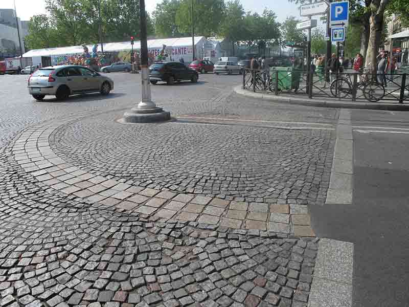 Emplacement de l'ancienne forteresse (détruite lors de la Révolution française) marqué par des pavés sur le sol de la place de la Bastille