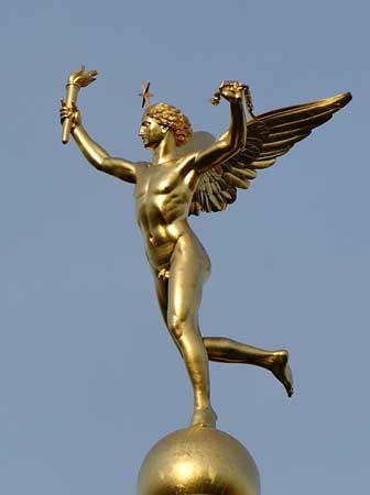 Génie de la Liberté (sculpture en bronze doré) sur la colonne de Juillet, place de la Bastille, Paris