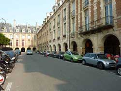 Route bordée de bâtisses du XVIIème siècle entourant la place des Vosges