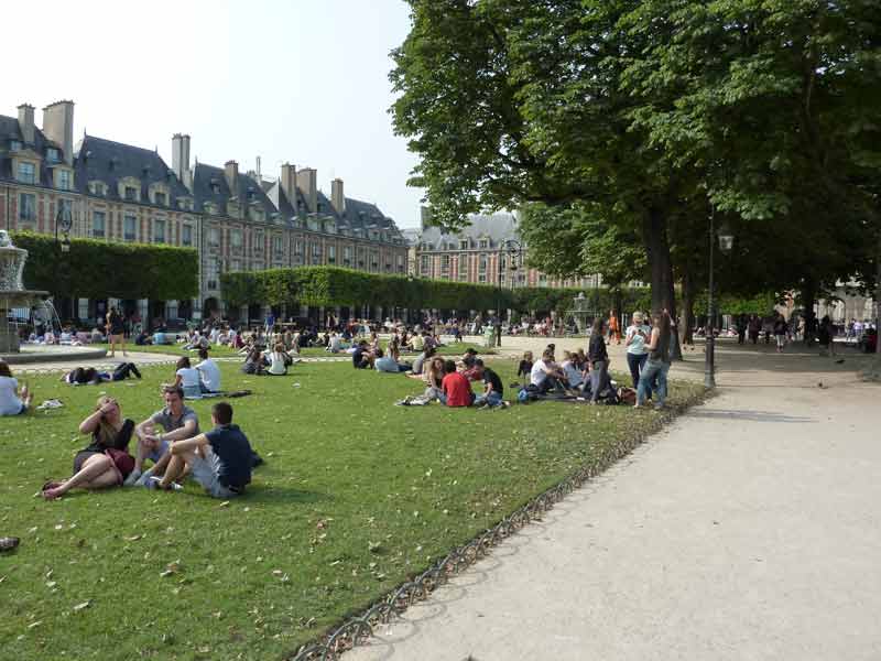 Pelouse centrale de la place des Vosges