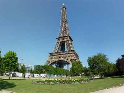 Vue sur la tour Eiffel depuis le Champ de Mars