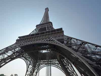 Au pied de la tour Eiffel