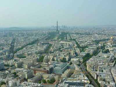 Photo prise depuis le toit-terrasse de la tour Montparnasse : vue sur la tour Eiffel