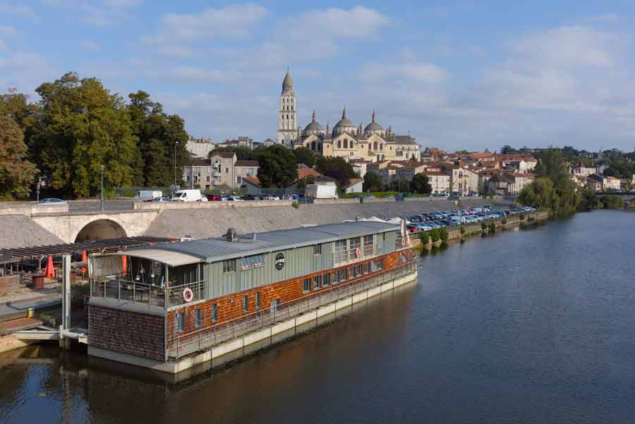 Vue du centre-ville de Périgueux depuis le pont Saint-Georges, avec la rivière l’Isle et la cathédrale Saint-Front en arrière-plan